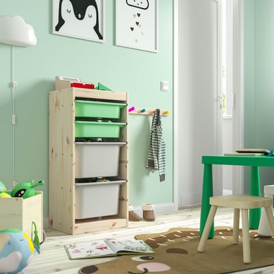 TROFAST opslag: licht hout, groene en witte bakken, kinderkamer, met kapstokken.