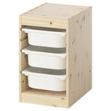 Een ikea TROFAST naturelkleurig houten opbergmeubel met witte plastic bakjes, geschikt voor het organiseren van kinderspeelgoed.