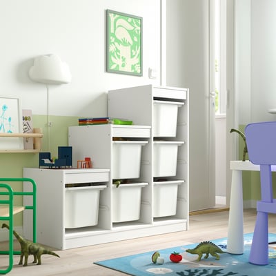 Kinderspeelkamer met TROFAST-opslag, bakken, planken, speelgoed, dinosaurusthema, blauw tapijt, groene muur, dinosaurusposter.