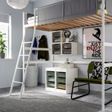 Moderne kinderkamer met TROFAST-opslag. Witte ladder naar het bovenste bed, opbergdozen aan de muur en gaaslades, perfect voor het organiseren van kleding en speelgoed.