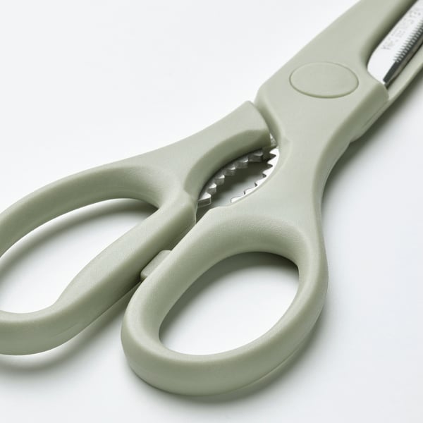 Groene multifunctionele schaar met roestvrijstalen messen en flesopener, ontworpen voor zowel rechts- als linkshandige gebruikers.