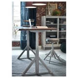 Moderne thuiskantooropstelling met TROLLBERGET zit/sta bureau en kruk. Bureau met een grijs metalen onderstel en houten blad, kruk met grijs metalen onderstel en gewatteerde zitting.