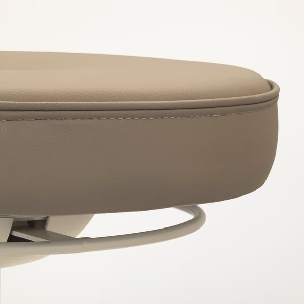 Close-up van een hoogwaardige, beige lederen stoelzitting met nette stiksels en modern design.