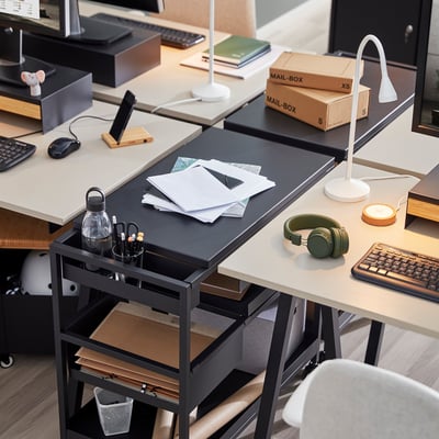 Zwart metalen trolley met drie planken en wielen; Praktisch en mobiel voor vergaderingen of kantoren.