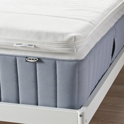 IKEA TUSSÖY traagschuim matrasbeschermer, hoekaanzicht, op wit bedframe.