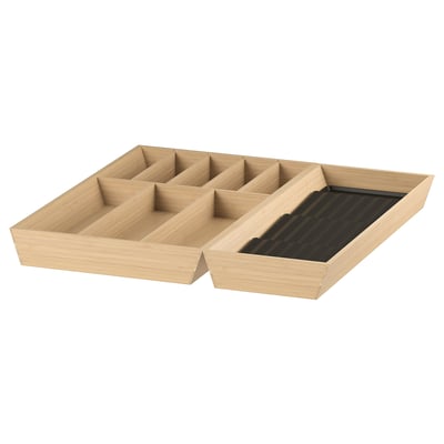 Lichtbruine houten lade-organizer met zwart dienblad, verdeelde vakken voor bestek of kleine spullen. Eenvoudig maar functioneel ontwerp.