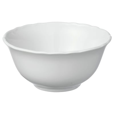 Deze afbeelding is een witte porseleinen kom van UPPLAGA met een gegolfde rand, ontworpen voor dagelijks gebruik.