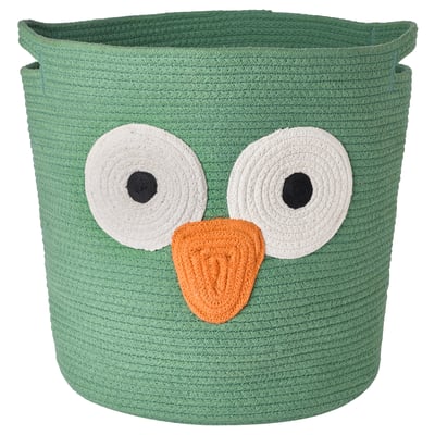 Een groene UPPSTÅ opbergmand in de vorm van een uil, met grote witte ogen en een oranje snavel. Het is gemaakt van gevlochten katoen en is zacht en kindvriendelijk.