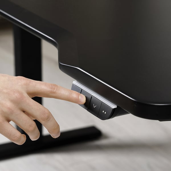 Met de hand verstelbaar zwart bedieningspaneel op een slank elektrisch gamingbureau, zorgt voor een soepele en duurzame werking voor optimale ergonomie.