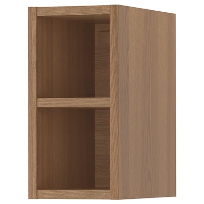 Een open houten VADHOLMA kast. Het is lichtbruin, rechthoekig, met open planken. De constructie van essenfineer geeft het een natuurlijke houten uitstraling.