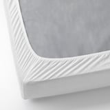 Een hoeslaken gemaakt van zachte, rekbare katoenen jersey. De elastische randen zorgen ervoor dat er een matras tot 26 cm dik in past.