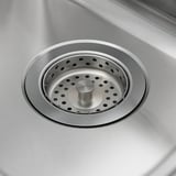 Roestvrijstalen spoelbakafvoer met zeef, gepolijste afwerking, centrale plug, kwaliteitsuitstraling, gladde randen.