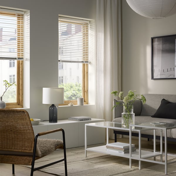Moderne woonkamer met grote VECKLARFLY jaloezieën, grijze bank, salontafel en witte lamp; Strak en minimalistisch ontwerp.
