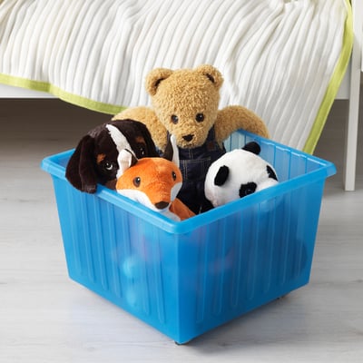 Blauwe speelgoed opbergbak met wielen voor knuffels, gemakkelijk te dragen aan het handvat.