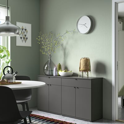 Moderne eetkamer met VIHALS dressoir, vaas en lamp.
