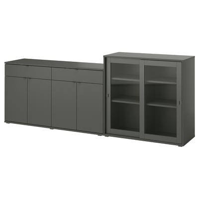 Twee grijze moderne kasten, één met glazen schuifdeuren en planken, de andere met massieve deuren en lades.