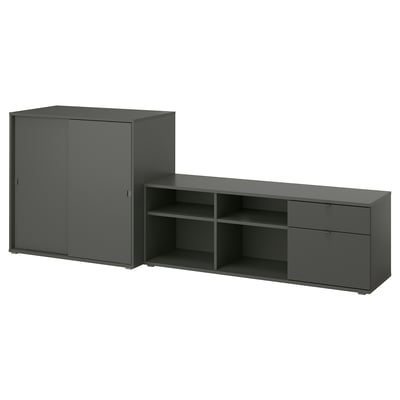Zwarte VIHALS opbergcombo: schuifdeurenkast en open tv-meubel. Minimalistische, vierkante vormen, afwerking met acrylverf.