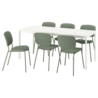 VIHALS witte uitschuifbare eettafel met vier groen gestoffeerde stoelen.