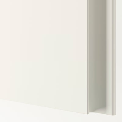 Moderne, gladde kastdeur met subtiele handgreep met zijgroef. Strak, minimalistisch ontwerp in wit.