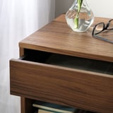 Modern nachtkastje met walnootfineer en metalen onderstel. Soft-close lade open, met hoogwaardig vakmanschap en elegant design.
