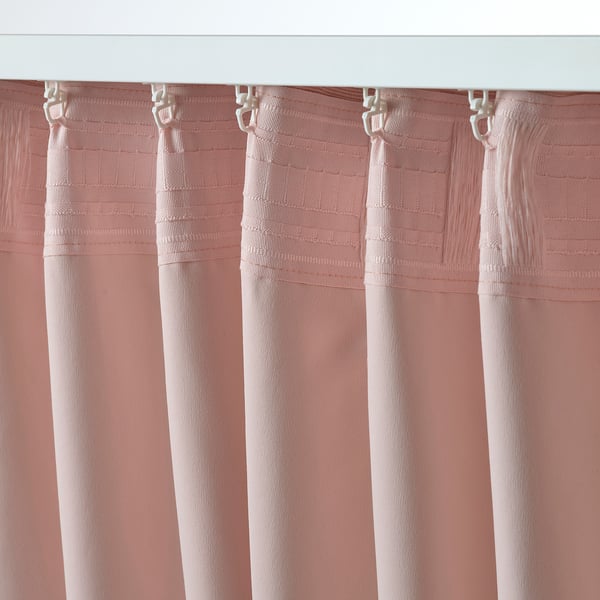 Roze gordijnen met lineaire textuur, meerwegs header, kamerverduisterende stof.
