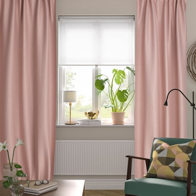 Gezellige kamer met VILBORG gordijnen, plant, teal stoel & kussen, zacht licht.