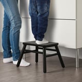 Volwassene & kind gebruiken VILTO kruk voor hoogte.