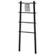 Zwart houten handdoekrek met stoffen vak, strak ladderontwerp, ideaal voor kleine ruimtes.