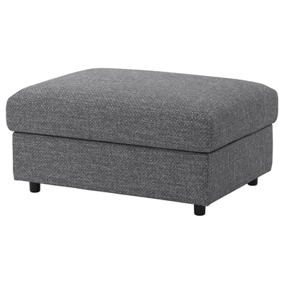 Een grijze VIMLE voetenbank met een afneembare hoes voor eenvoudig wassen. De vierkante vorm en zwarte poten zorgen voor een modern design.