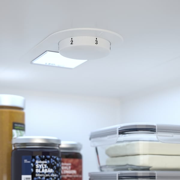 Een koelkast met een geïntegreerd led-lampje aan het plafond, dat de inhoud binnenin verlicht.