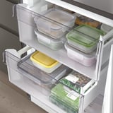 Open roestvrijstalen koelkast met verstelbare opbergbakken met kleurrijke voedselcontainers.