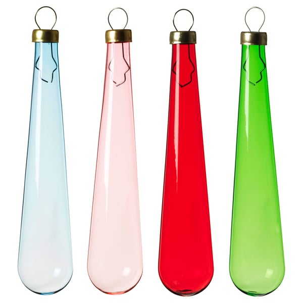 Vier kleurrijke, druppelvormige ornamenten in blauw, roze, rood en groen glas met gouden metalen doppen en lussen om op te hangen.