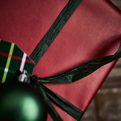 Rode cadeauverpakking papier rol, effen ontwerp, rechthoekige vorm.