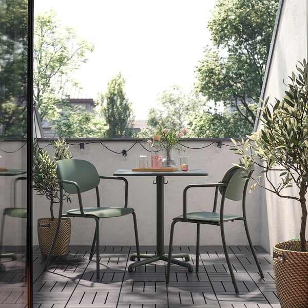 Balkon met VISINGSÖ stoelen, tafel en lichtslingers.