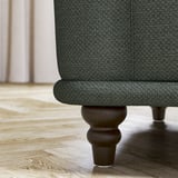 VISKAFORS donkergroene fauteuil close-up; zachte, afgeronde randen; houten poten.