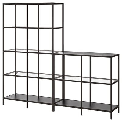 Een VITTSJÖ boekenkast met zwartbruine en zwarte panelen, gemaakt van staal en glas, met een modern design.