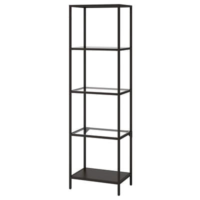 Een VITTSJÖ zwarte metalen en glazen boekenkast met vier planken. Het heeft een strak, modern ontwerp, perfect voor het uitstallen van items.
