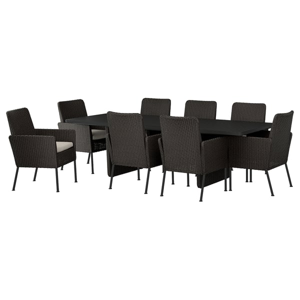 Zwarte rieten eethoek voor buiten met 8 stoelen en rechthoekige tafel, ideaal voor gebruik op het terras.