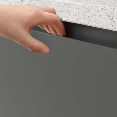 Handgrijpende geïntegreerde handgreep van donkergrijze VOXTORP-kast, die het gladde ontwerp en het gebruiksgemak laat zien.