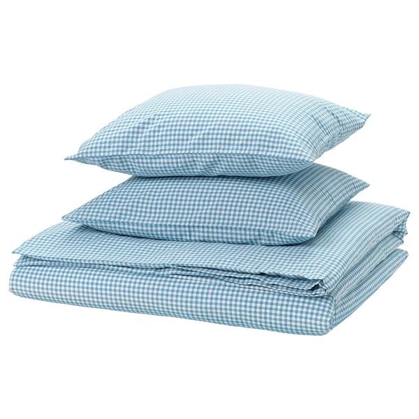 Opgevouwen blauw geruit lakens en kussens, merk WEYMOUTHTALL , licht en luchtig voor comfort.