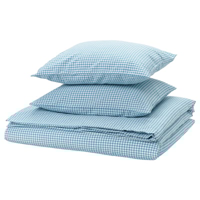 Opgevouwen blauw geruit lakens en kussens, merk WEYMOUTHTALL , licht en luchtig voor comfort.