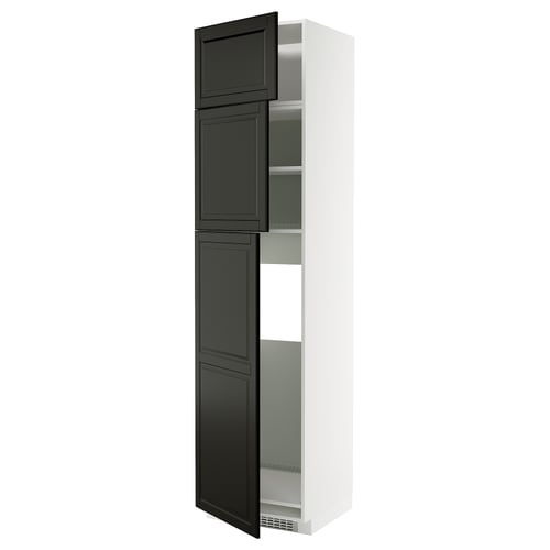 A tall, white METOD kitchen cabinet with black bodbyn doors, featuring a sophisticated design with bevelled edges and a 25-year guarantee.
