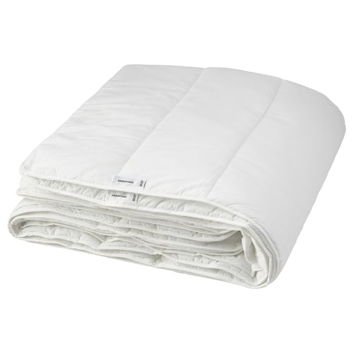 This image shows a folded white SMÅSPORRE duvet made of cotton and polyester, featuring a simple, quilted design.