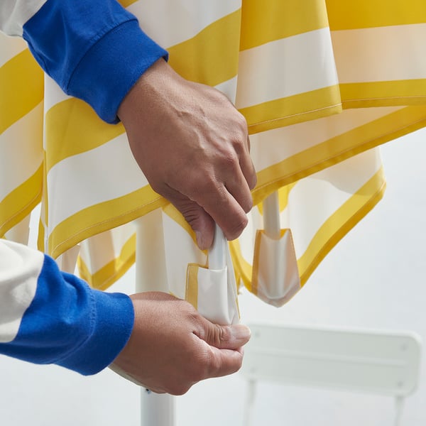 HÖGÖN / IGGÖN Patio umbrella with base, off-white bright yellow/striped dark gray, 106 1/4 "