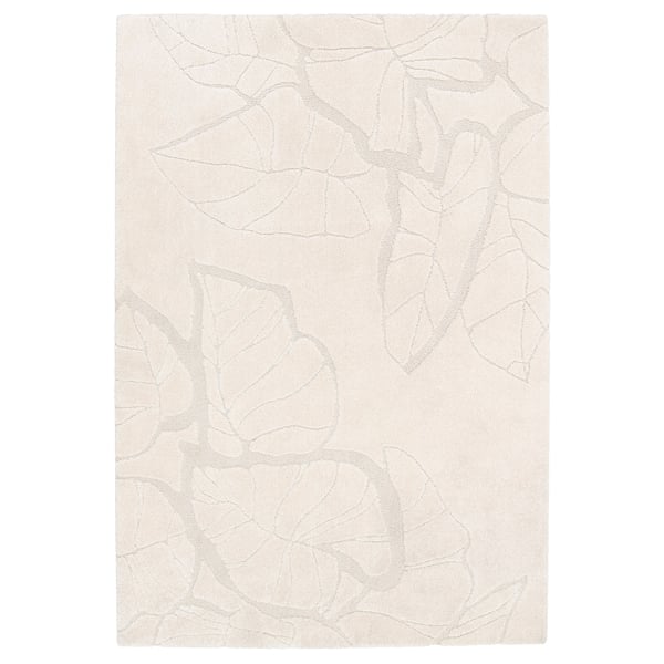 A PELARKÖRSBÄR rug with a 3d leaf pattern in light beige, made from recycled materials.
