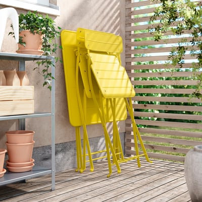 SUNDSÖ Table and 2 folding chairs, outdoor bright yellow/bright yellow Kuddarna light grey-beige, 25 5/8x25 5/8 "