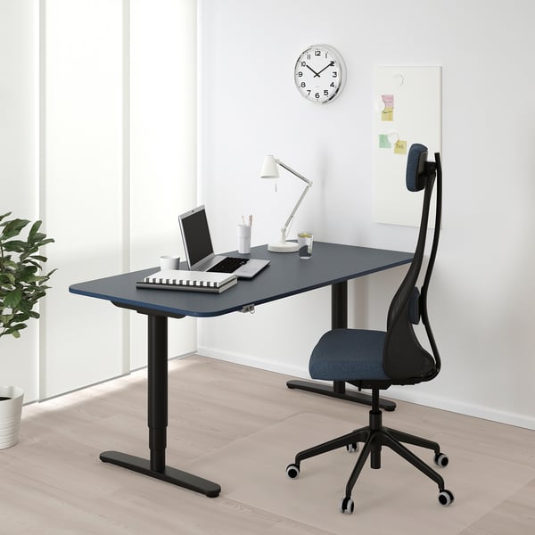 BEKANT Bureau assisdebout, linoléum bleu/noir, 160x80 cm (63x311/2