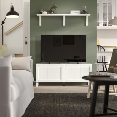 BESTÅ Meuble télé avec portes, blanc/Pipmakare blanc, 47 1/4x16 1/2x18 7/8 "
