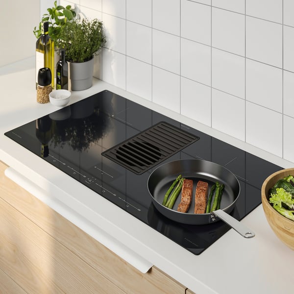 Tout sur la table de cuisson aspirante : la plaque de cuisson à induction  avec hotte intégrée