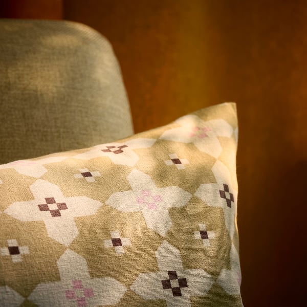 GOKVÄLLÅ Housse de coussin, beige/blanc, 16x23 "